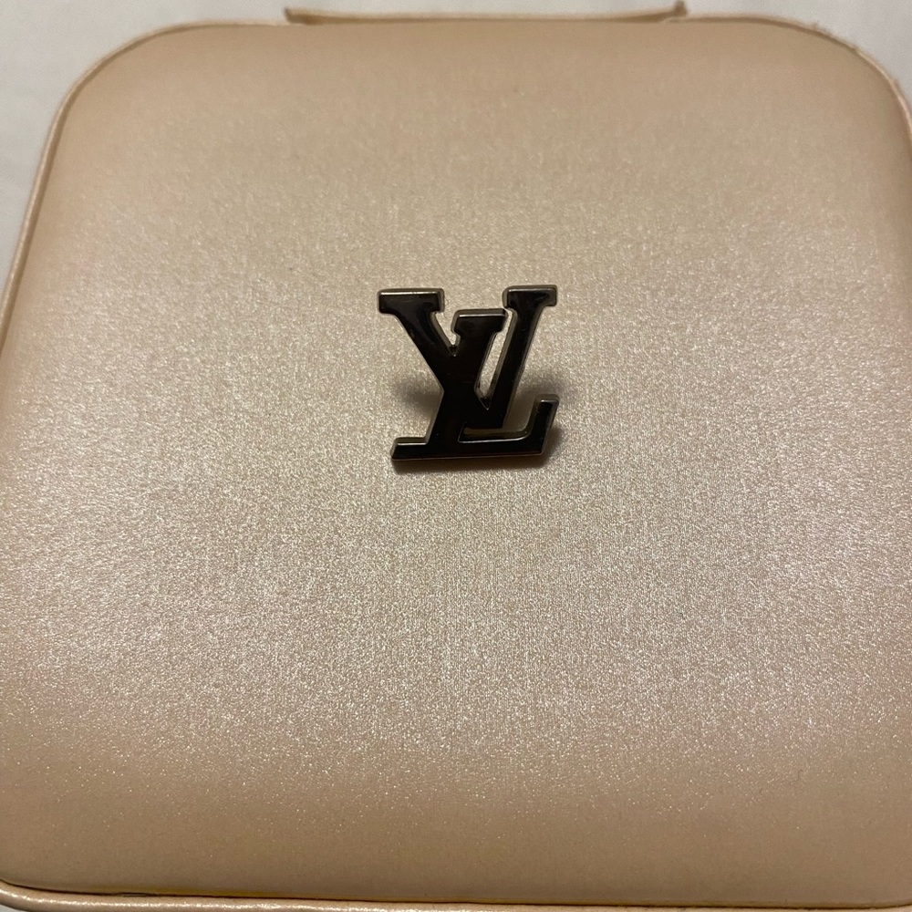Louis Vuitton Mens’ pin.